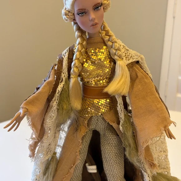 Robert Tonner Doll - Deja Vu Warrior Woman - Picture 4 of 15